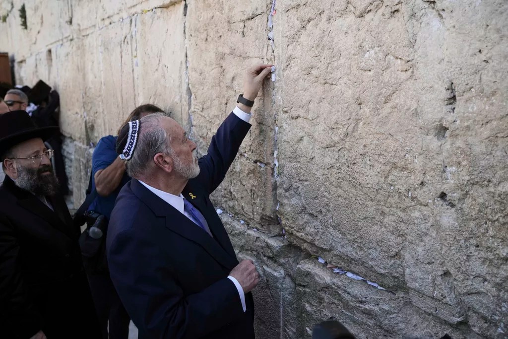Israel greets Mike Huckabee with US national anthem