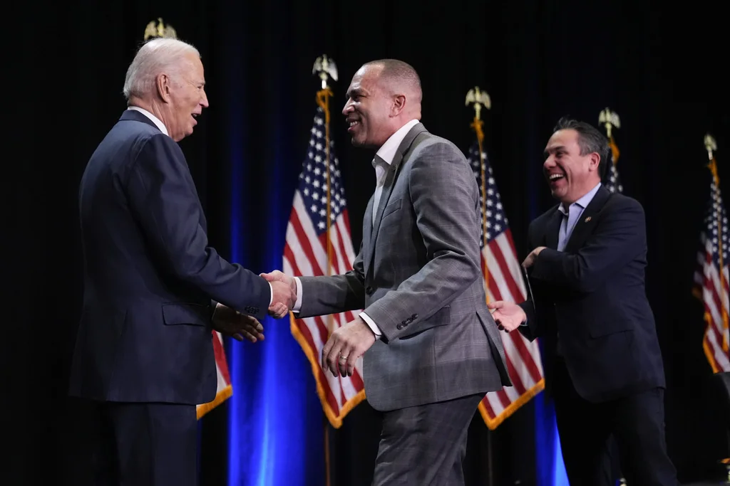 Hakeem Jeffries dodges questions of Biden cover-up: ‘We’re not looking backward’