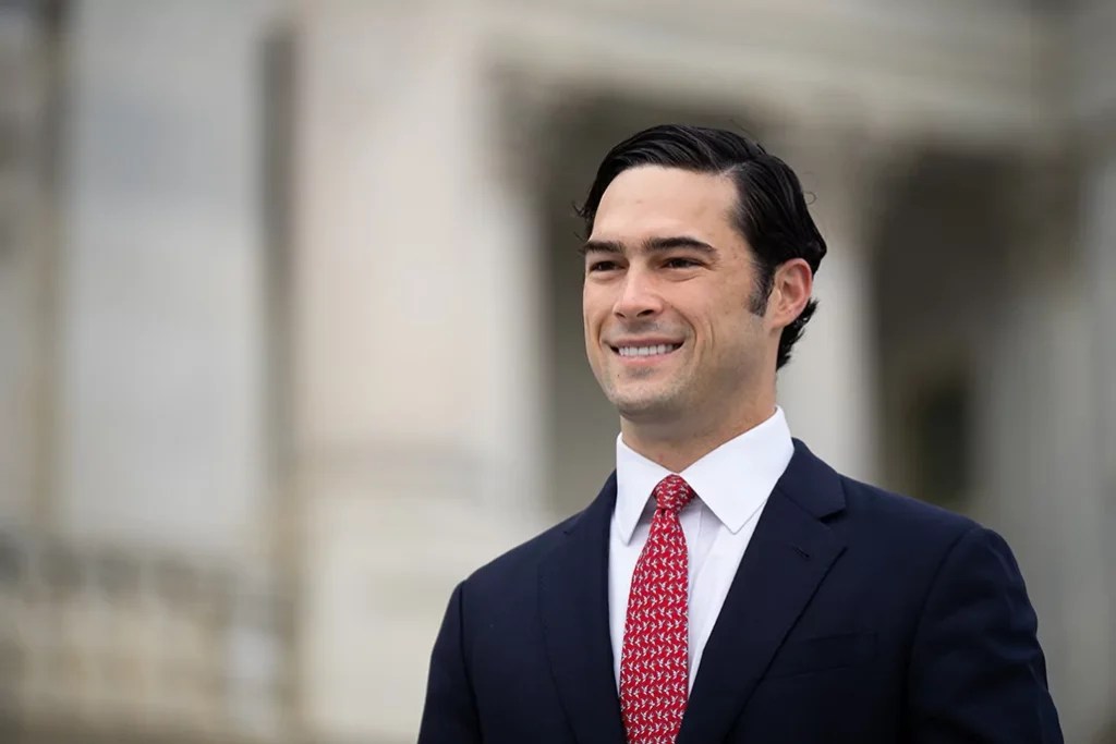 Gill attacks Republican social media account for posting in Spanish