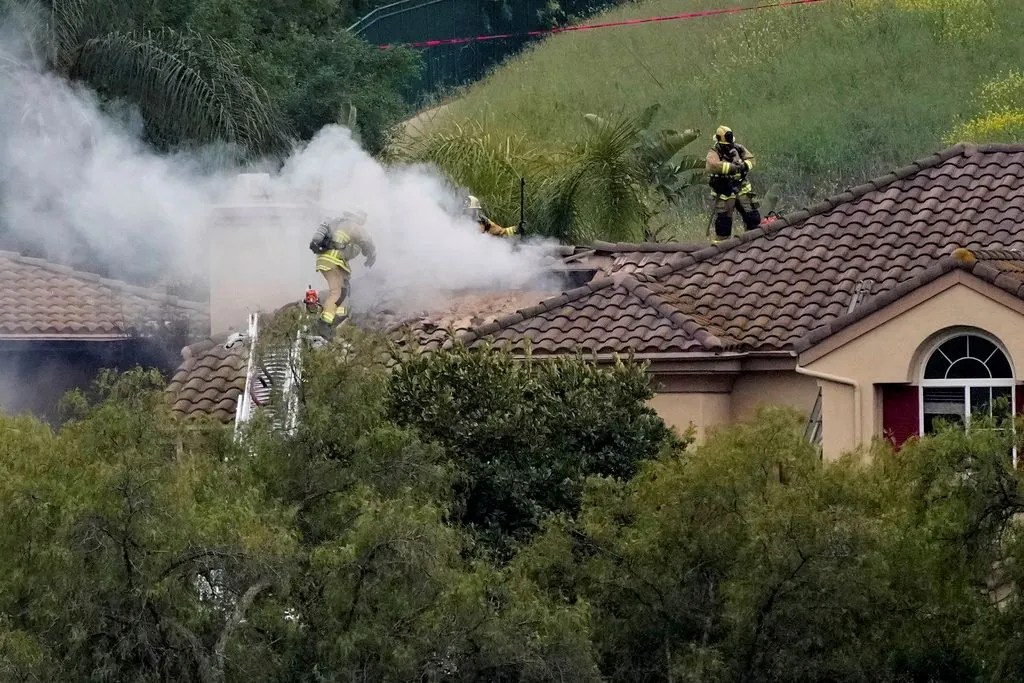 Small plane crashes into Simi Valley neighborhood in Southern California, killing one person