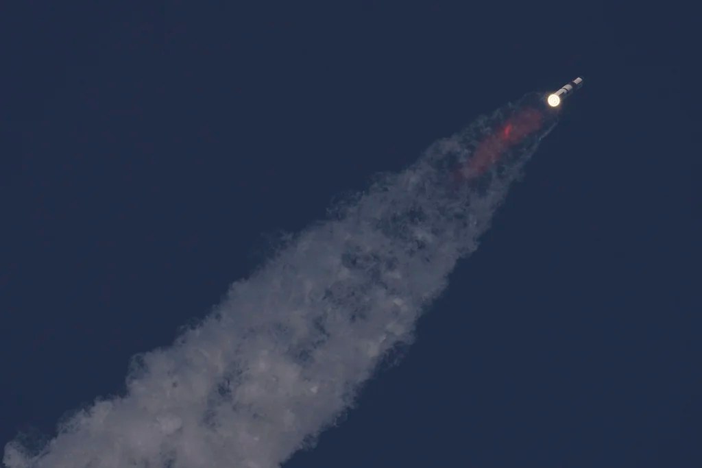 SpaceX Starship breaks up in reentry after fuel leak