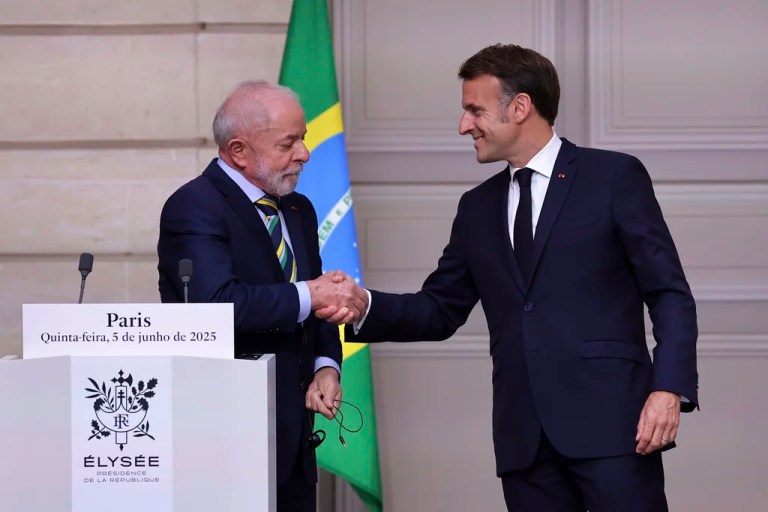 French President Emmanuel Macron, right, shakes hands with Brazilian President Luiz Inácio Lula da Silva, during a joint press conference at the Élysée Palace in Paris, Thursday June 5, 2025.