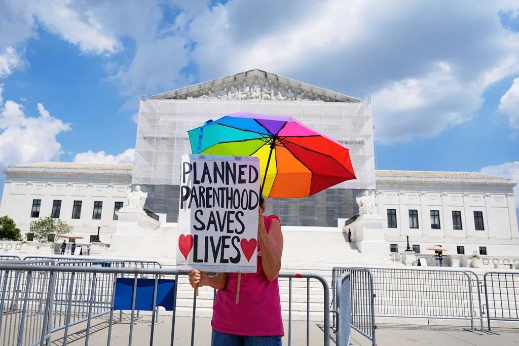 Planned Parenthood defunding can stay in budget bill, Senate parliamentarian rules