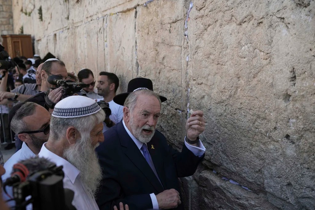 The US ambassador to Israel Mike Huckabee holds a note given to him from US President Donald Trump to be placed in the cracks of the Western Wall, the holiest site where Jews can pray, in the Old City of Jerusalem, Friday, April 18, 2025.