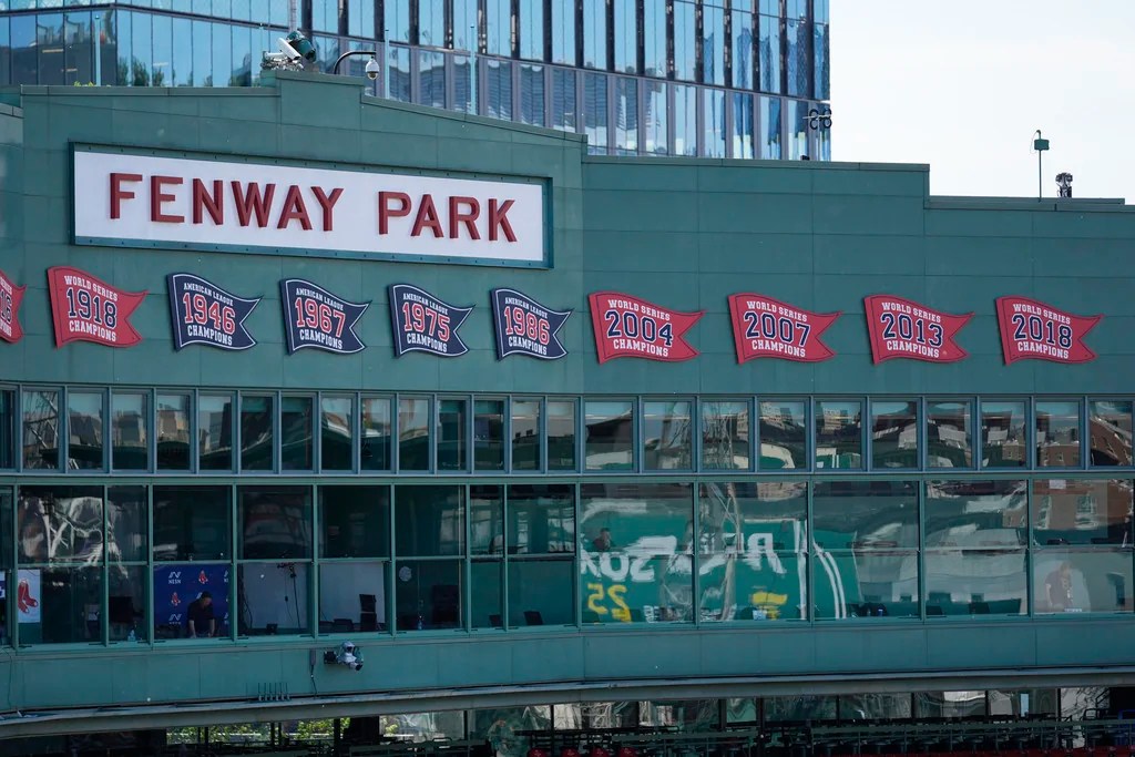 Boxing returns to Fenway Park after 70 years, with hopes to revitalize the sport in Boston
