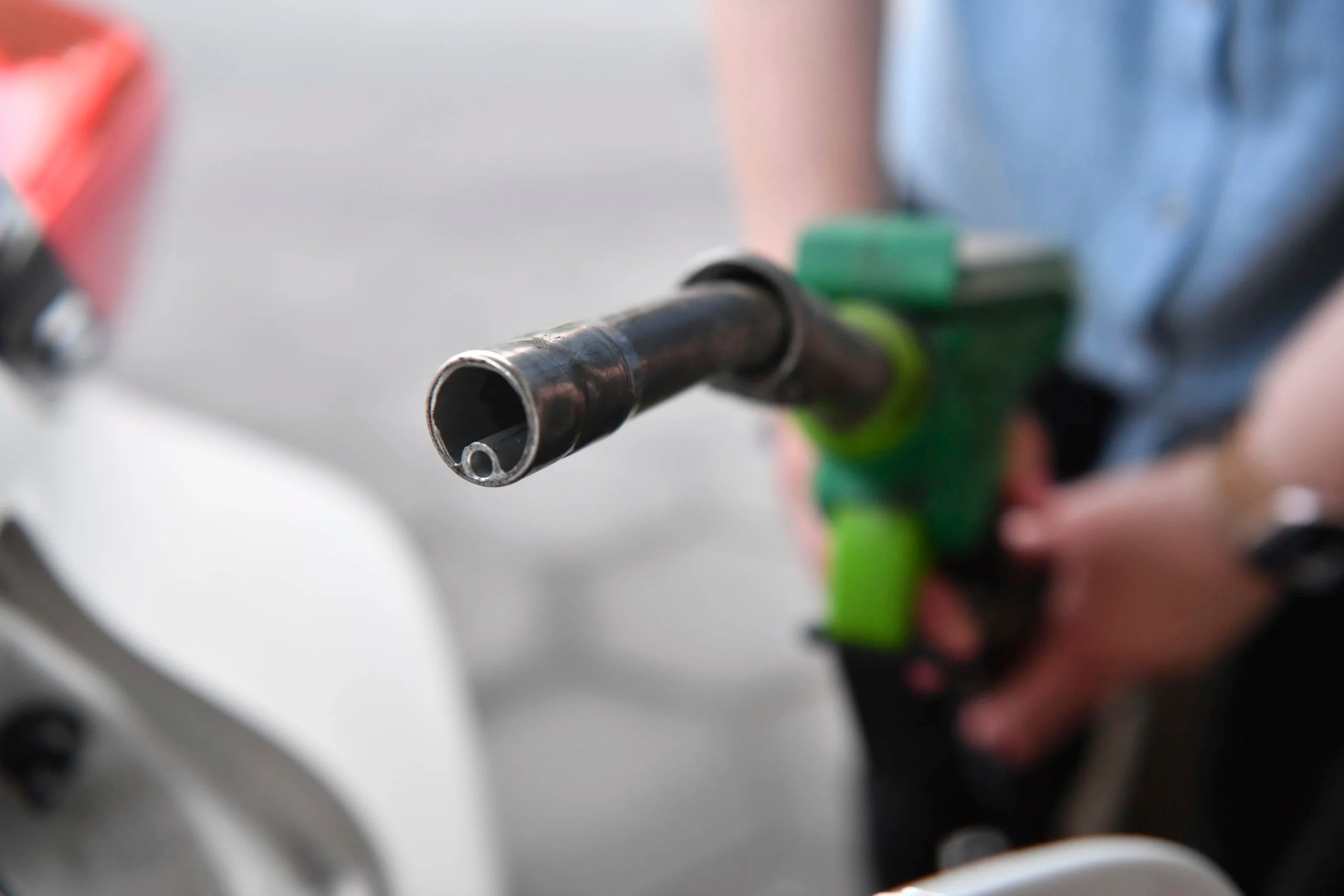 Cheaper gas greets Michigan holiday travelers
