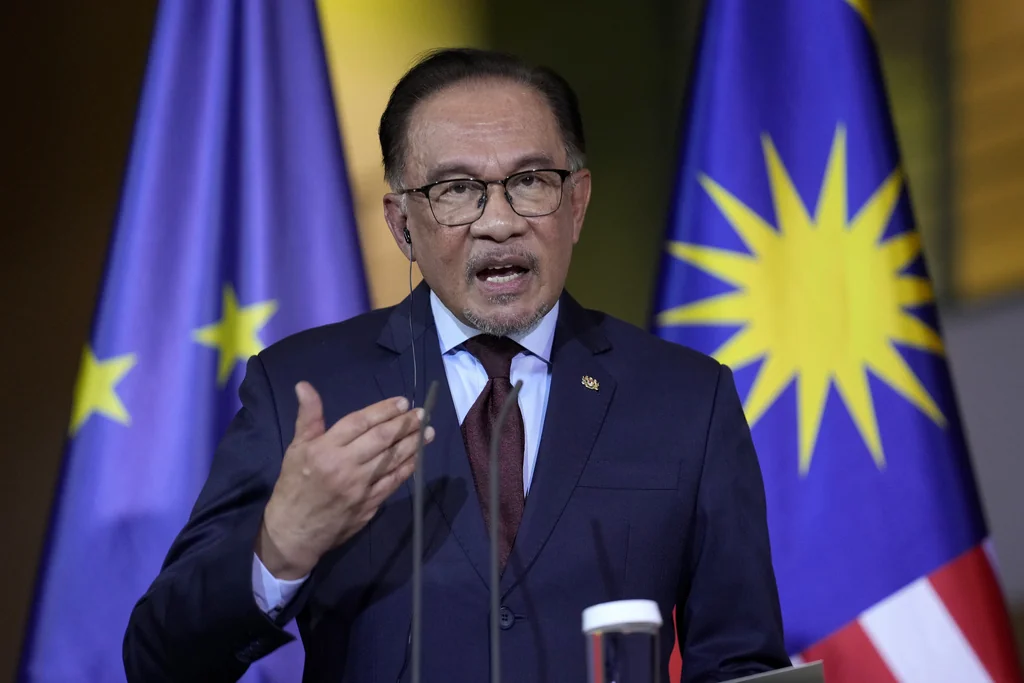 Thailand and Cambodia reach ‘unconditional’ ceasefire deal after Trump warns trade talks on line