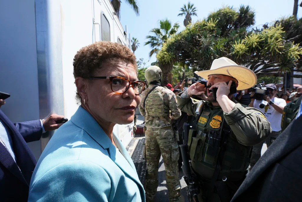 Bass confronts immigration officers at LA park, demands withdrawal