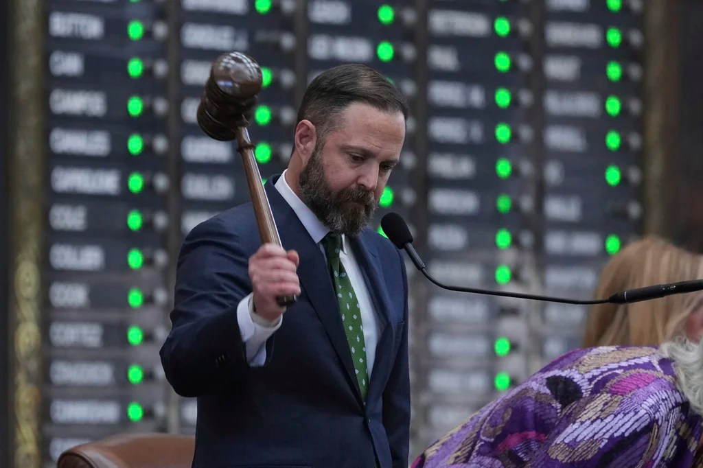 Texas House passes motion for arrest warrants for Democrats who fled state