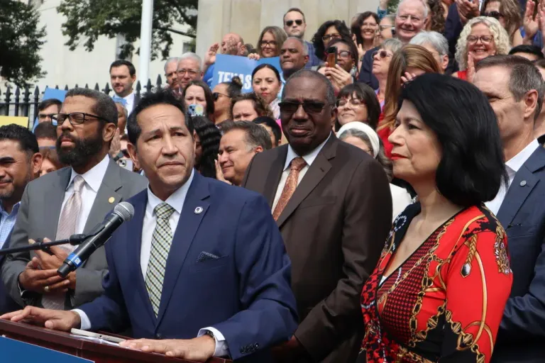 Absent Texas Democrats slam FBI over redistricting manhunt: ‘No authority’