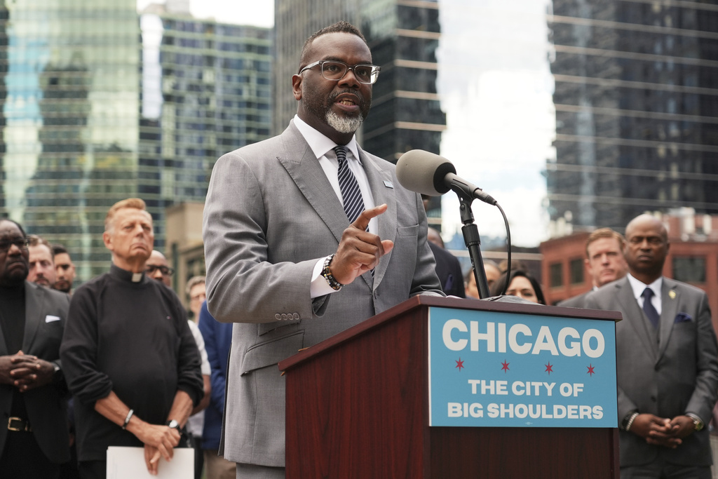 Chicago mayor signs order resisting Trump crackdown on crime and illegal immigration