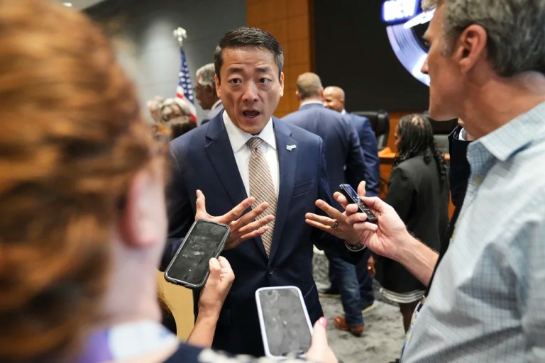 Texas House, Illinois state senator sue 33 AWOL Democrats in Illinois court