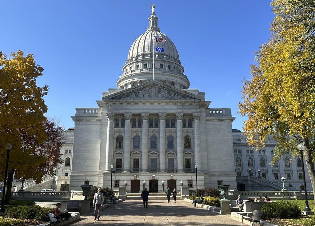 Temporary Rockford Courthouse fence sparks debate over security and costs