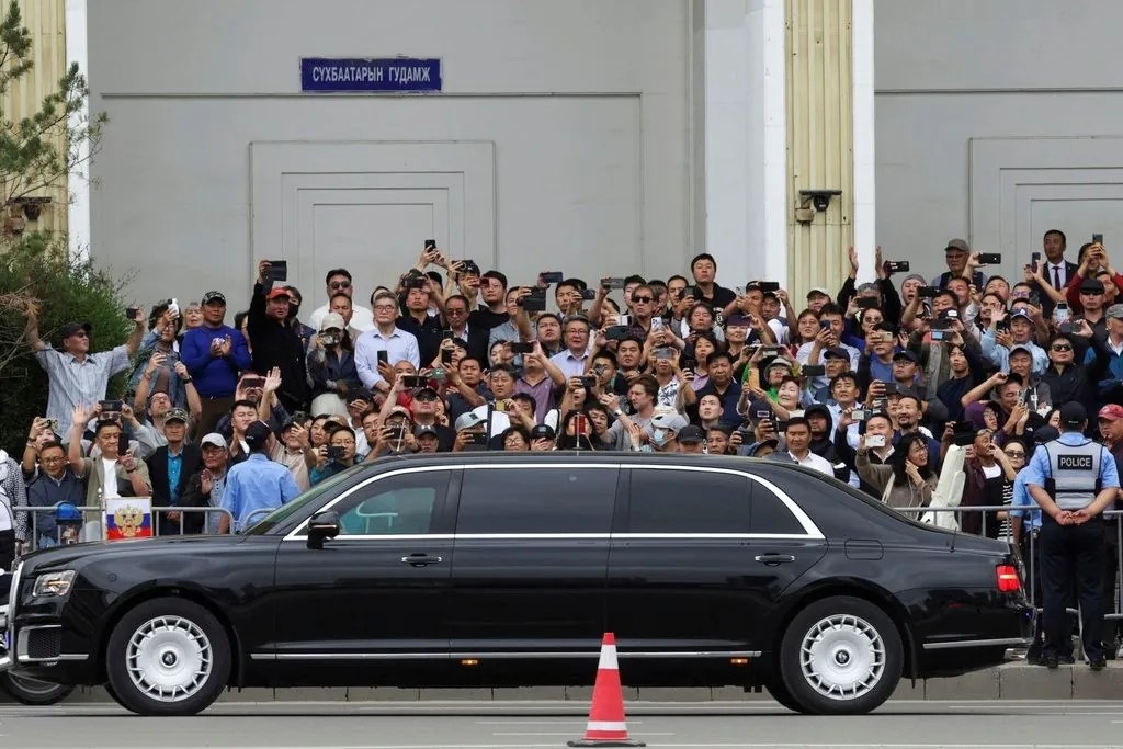 An Aurus Senat Limousine carrying Russian President Vladimir Putin arrives at Sukhbaatar Square 