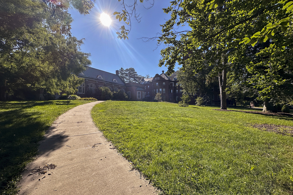 Higher ed spending up as enrollment plummets at Illinois universities