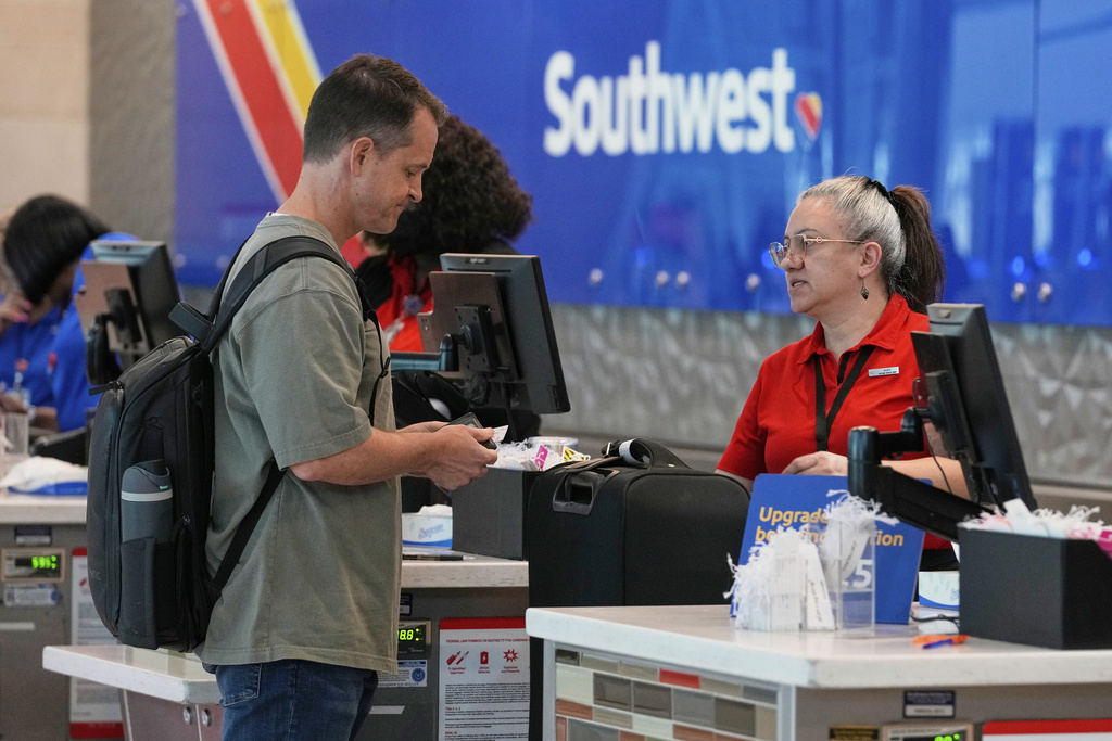 Trump abandons new airline reimbursement regulation touted by Biden and Buttigieg