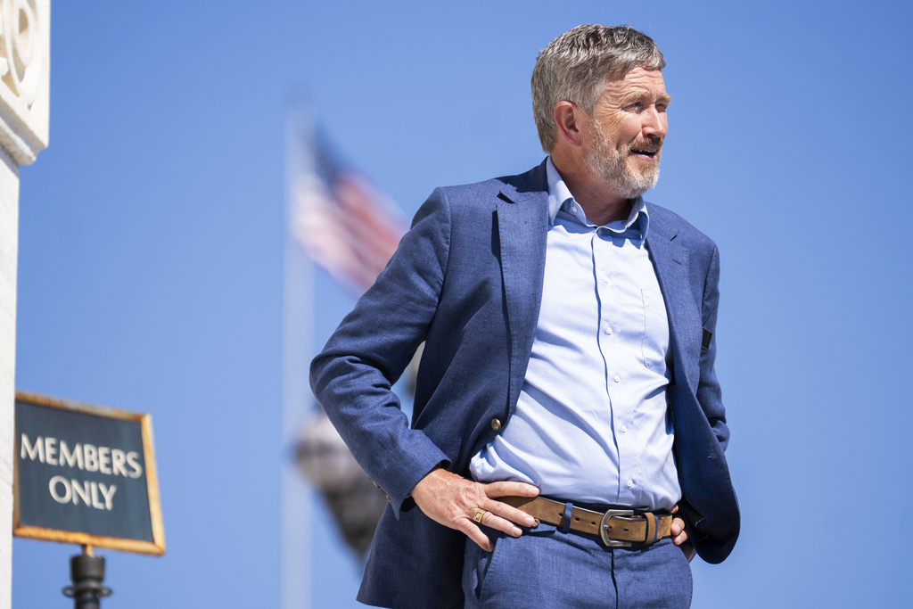 Massie feuds with Trump-endorsed opponent over Gallrein’s decision to ditch party label