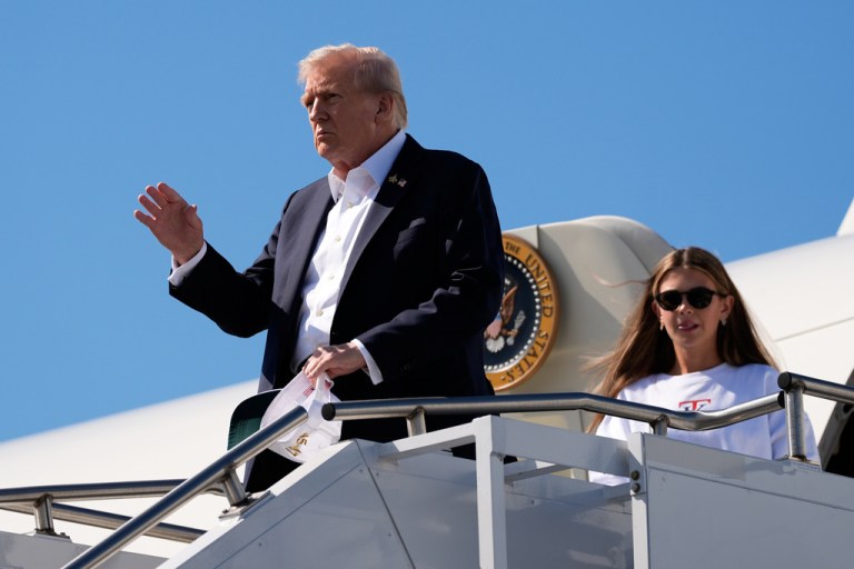 Trump arrive on a plane