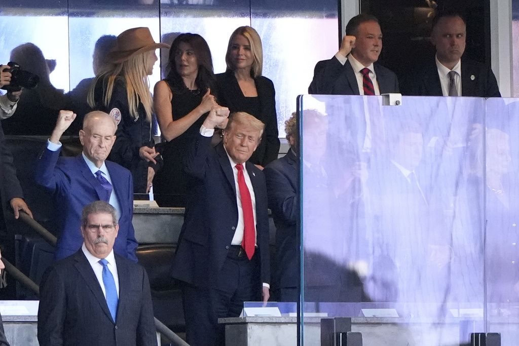 Trump gets ovation from Yankees fans after meeting with players on 9/11 anniversary