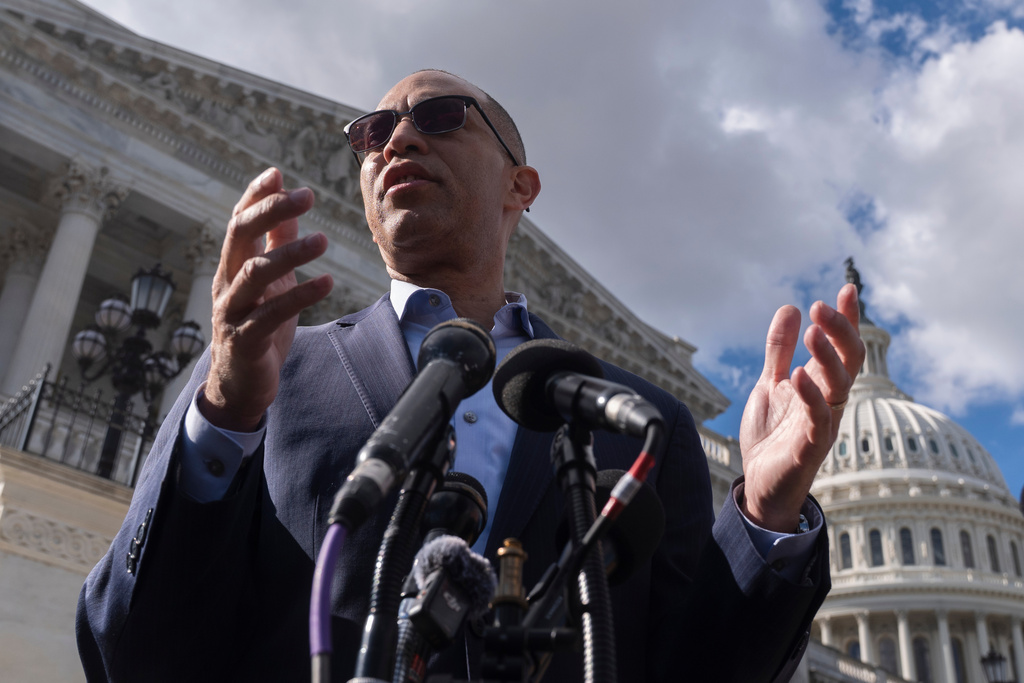 WATCH LIVE: Jeffries holds press conference on Day 14 of government shutdown 
