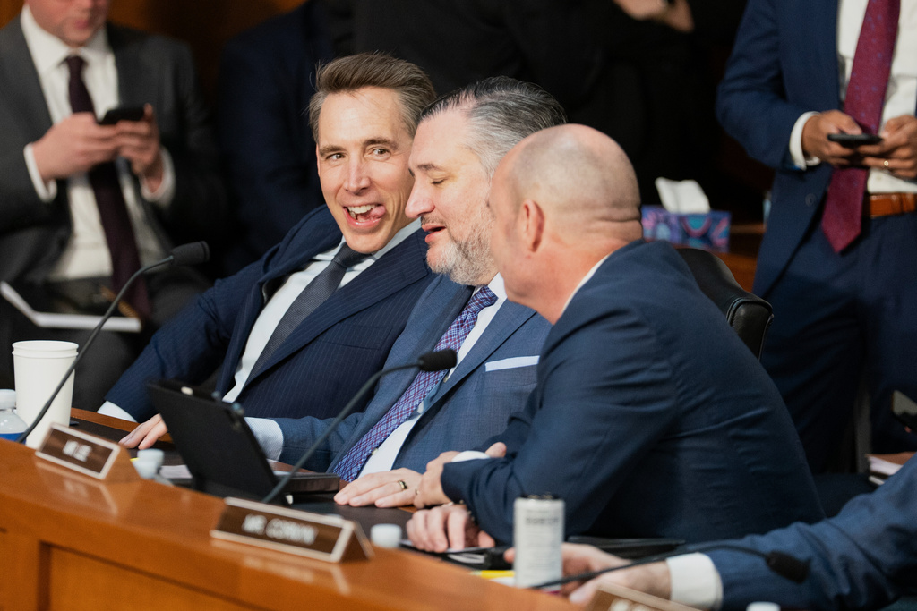 Hawley decries Biden FBI for tapping senators’ phones: ‘What is happening to this country?’