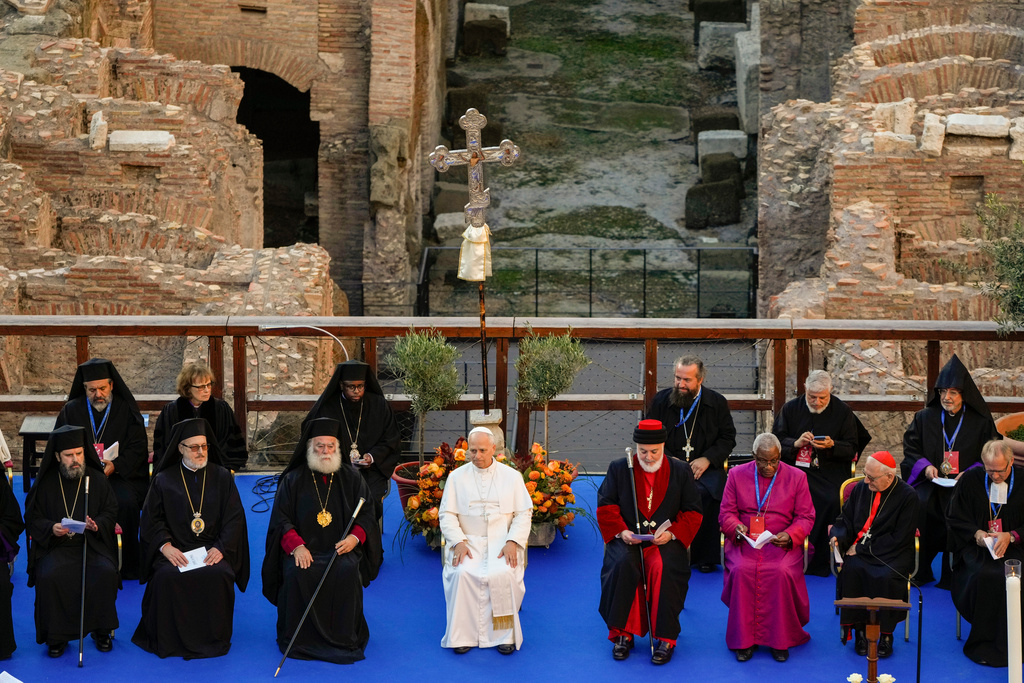 Assyrian leader Mar Awa III gifts Pope Leo jersey for wrong Chicago baseball team