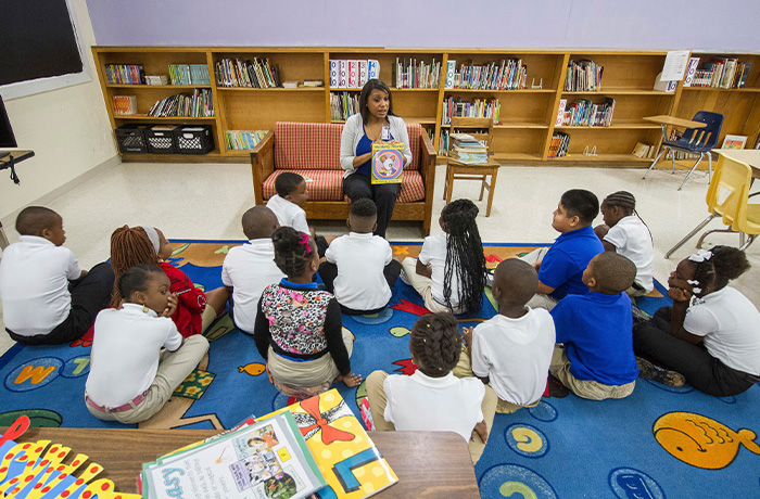 Keila Crenshaw Wright, a teacher at Parkview Elementary School in Meridian, Mississippi, reads to third grade students during their first day back to school, Aug. 7, 2017. (Paula Merritt /The Meridian Star via AP)