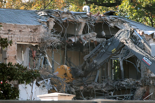 WASHINGTON, DC - OCTOBER 20: Workers demolish the facade of the East Wing of the White House on October 20, 2025 in Washington, DC. The demolition is part of U.S. President Donald Trump's plan to build a ballroom reportedly costing $250 million on the eastern side of the White House. (Photo by Kevin Dietsch/Getty Images)