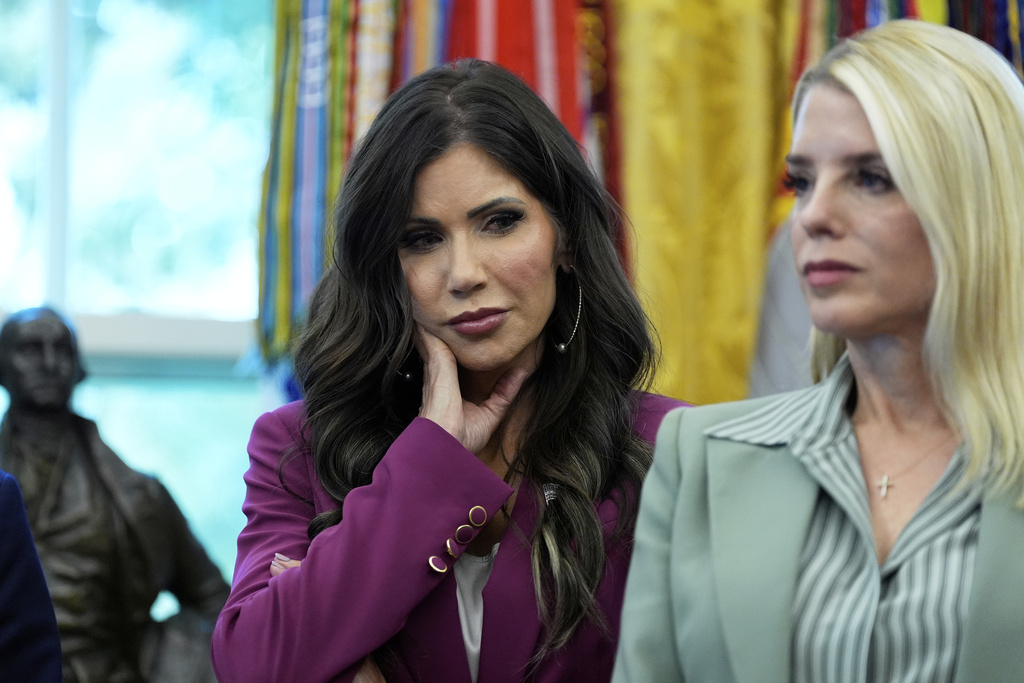 Noem denied entry to Illinois government building bathroom: ‘Shameful’