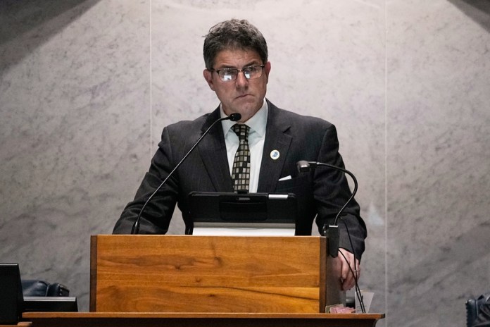 Rodric Bray speaks in the Senate chamber
