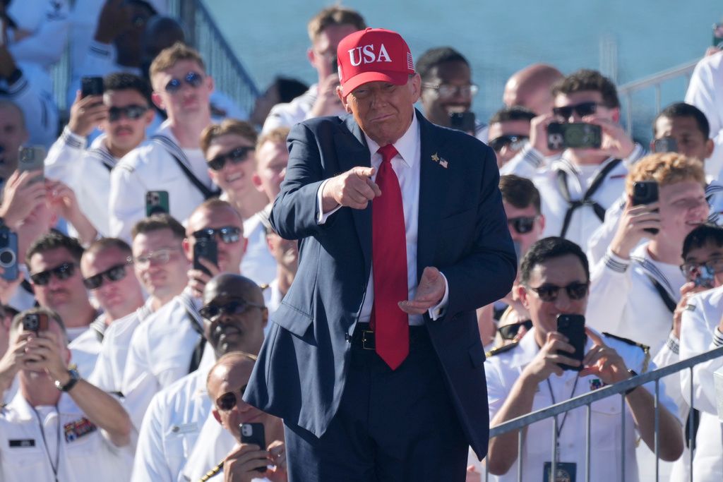 Trump promises pay raise for Navy and armed services as shutdown continues