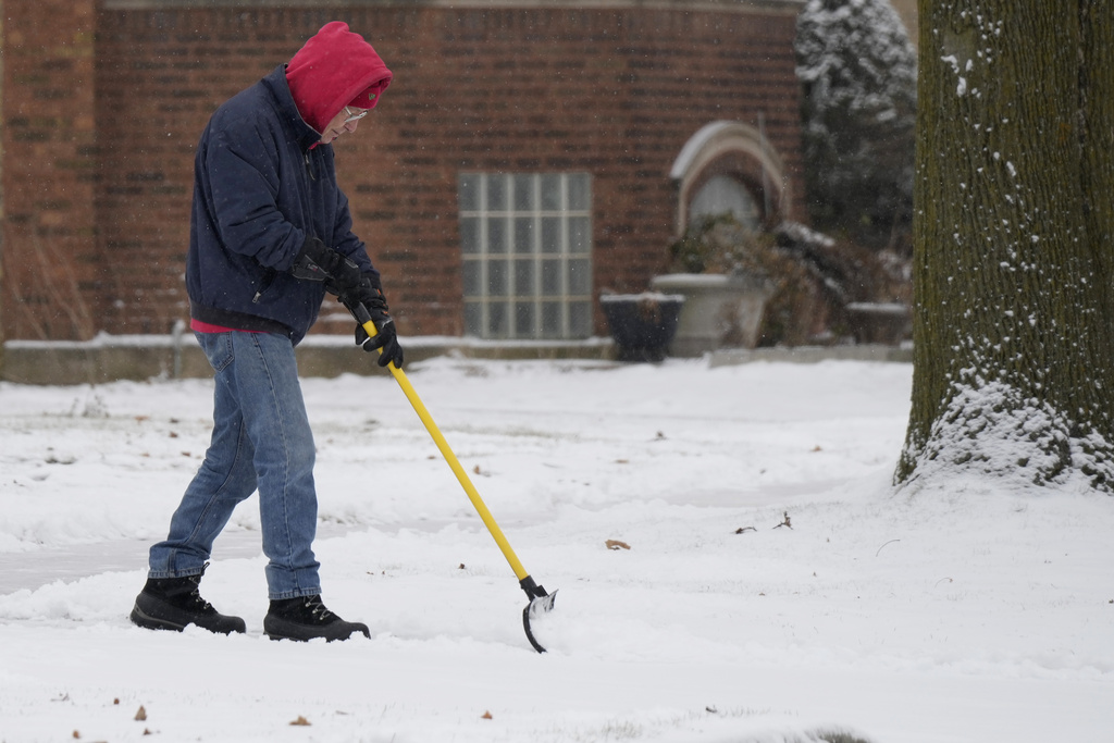 Powerful storm threatens East Coast including parts unaccustomed to heavy snow