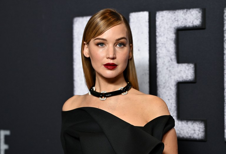 Jennifer Lawrence poses on red carpet