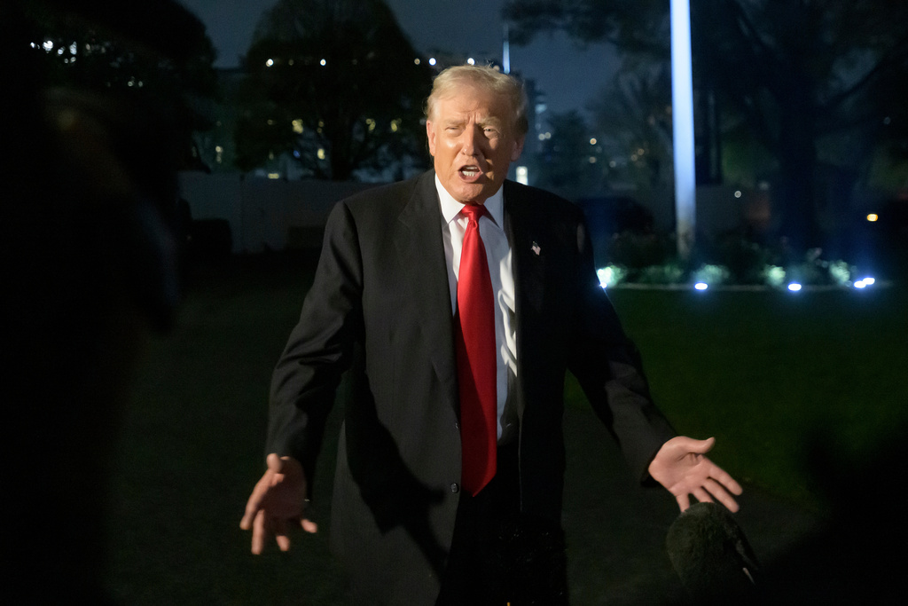 Trump offers $10,000 bonus to air traffic controllers who stayed during shutdown and threatens those who left