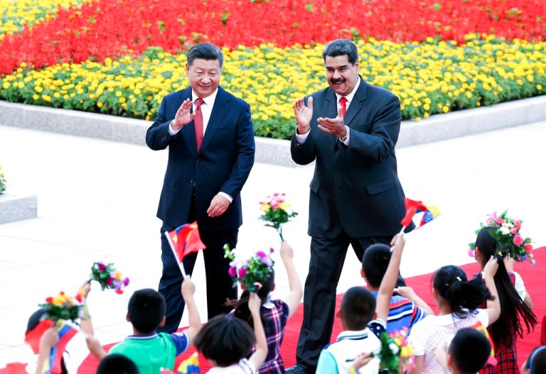Maduro walks with Xi Jinping in Beijing