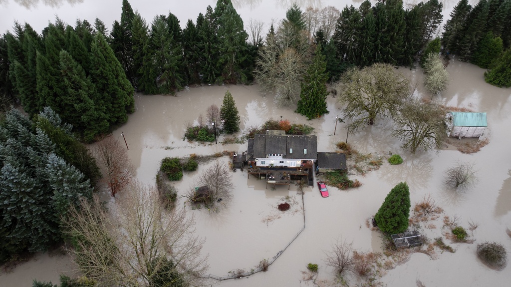 Trump signs emergency declaration after thousands evacuated during Washington floods