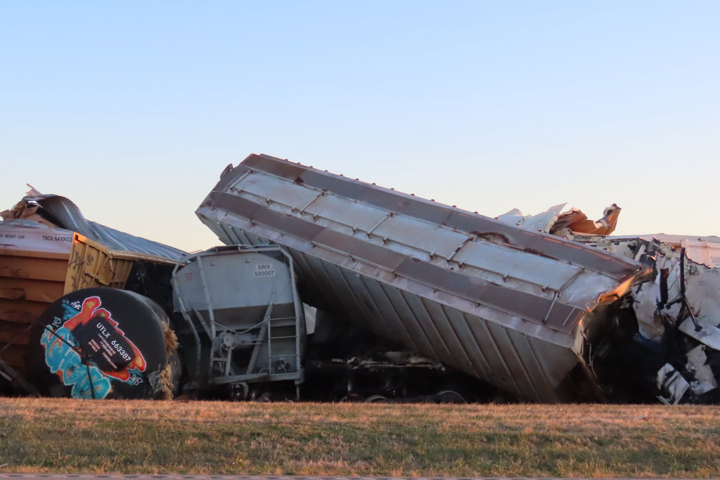 Train carrying molten sulfur derails in Kentucky