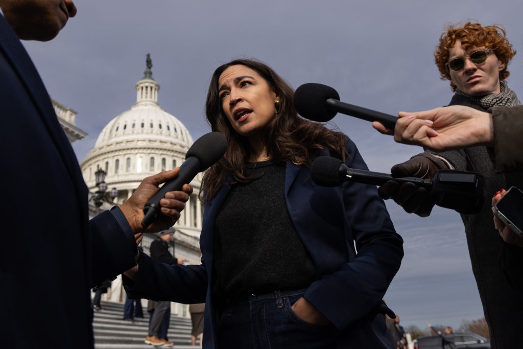 AOC and Khanna lead progressives breaking with Democrats on calls to arrest ICE officer in Minnesota killing