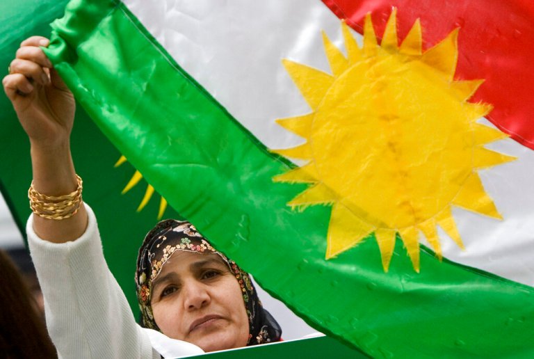 Eine Teilnehmerin einer Demonstration protestiert am Samstag, 27. Oktober 2007, in Berlin gegen eine moegliche tuerkische Militaerintervention im Nord-Irak und haelt dabei eine kurdische Fahne in den Haenden. Verschiedene kurdische Organisationen riefen zu der Protestkundgebung auf. (AP Photo/Miguel Villagran)---A protester holds Kurdish flag in her hand during a demonstration against a possible major cross-border operation into northern Iraq by the Turkish army against Kurdistan PKK guerrillas on Saturday, Oct.27, 2007, in Berlin, Germany.