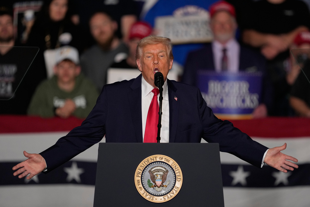 Trump returns to his economic script at Iowa rally amid Minneapolis uproar
