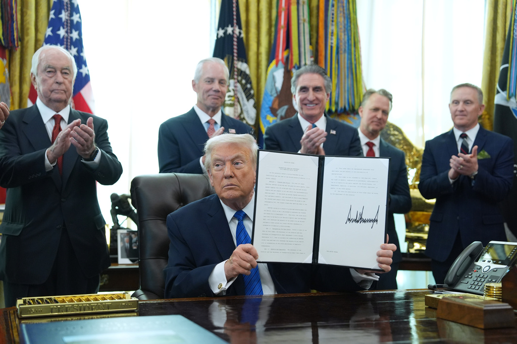Trump signs executive order for America 250 IndyCar race on the National Mall