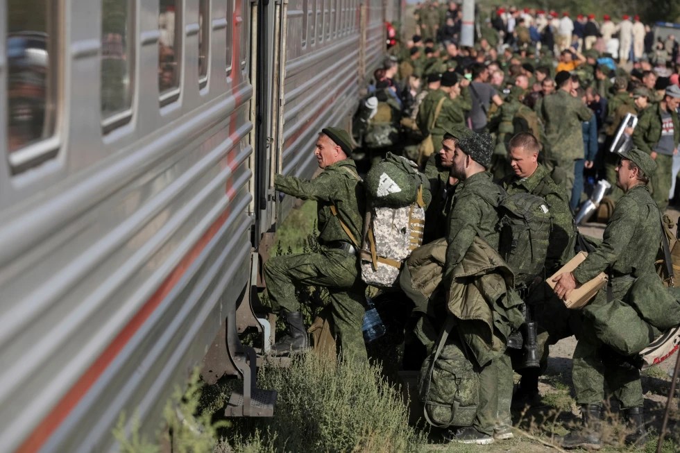 Russia offers cash bonuses, frees prisoners and lures foreigners to replenish its troops in Ukraine
