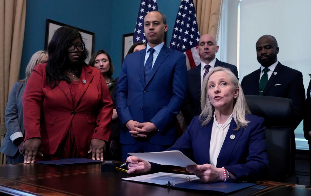 Spanberger scraps Youngkin’s ICE cooperation order on first day in office