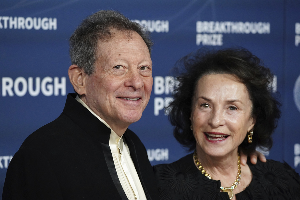 Hyatt executive Tom Pritzker stepping down over association with Epstein and Maxwell: ‘Terrible judgment’