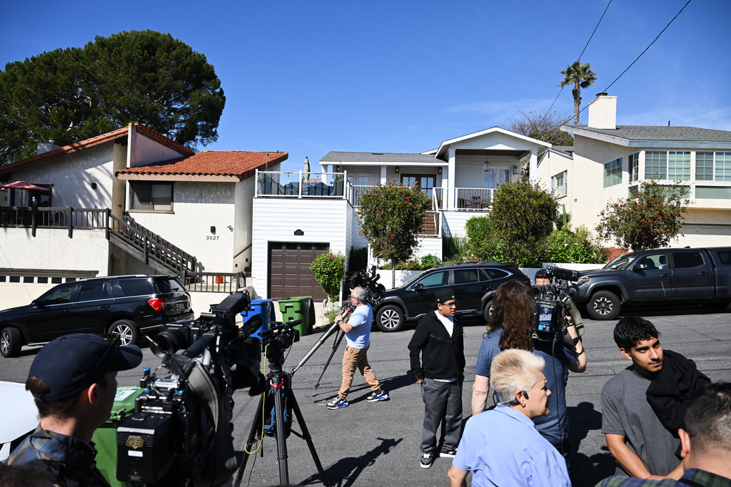 FBI raids home and office of Los Angeles superintendent Alberto Carvalho