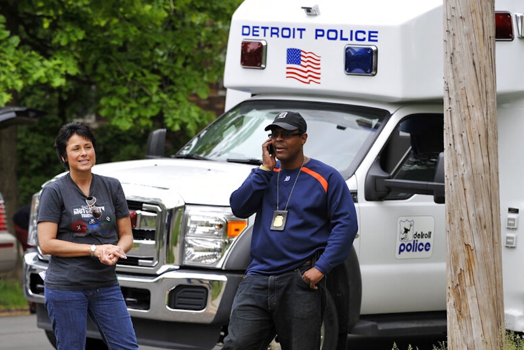 Detroit police officers suspended for contacting Border Patrol during traffic stops