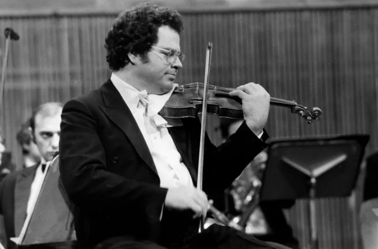 Le viloniste Itzhak Perlman lors d'un concert à Jérusalem le 20 décembre 1982, Israel. (Photo by Benami NEUMANN/Gamma-Rapho via Getty Images)