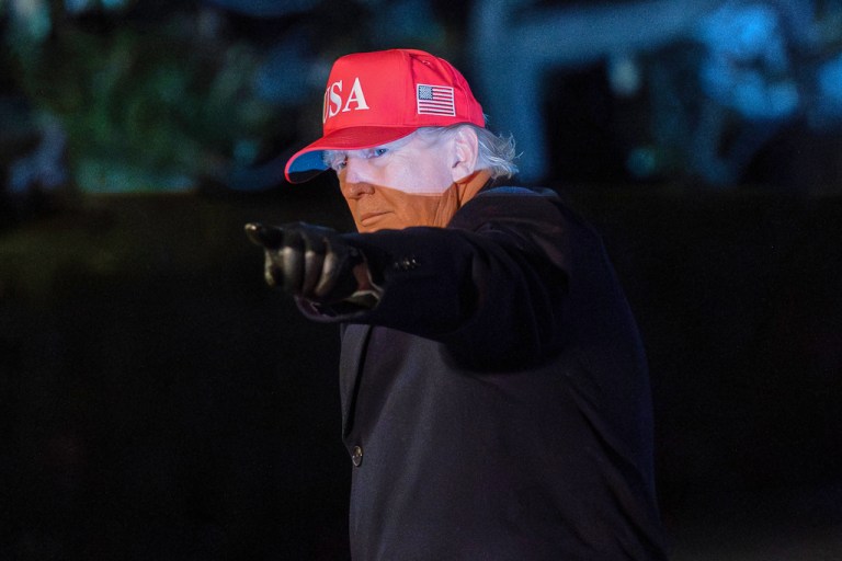 President Donald Trump gesture as he walks on the South Lawn upon his arrival to the White House, Sunday, March 1, 2026, in Washington. (AP Photo/Jose Luis Magana)