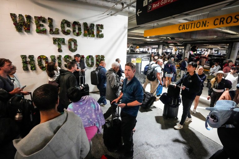 Airport security strains and TSA lines grow as Congress shows little urgency to end DHS shutdown