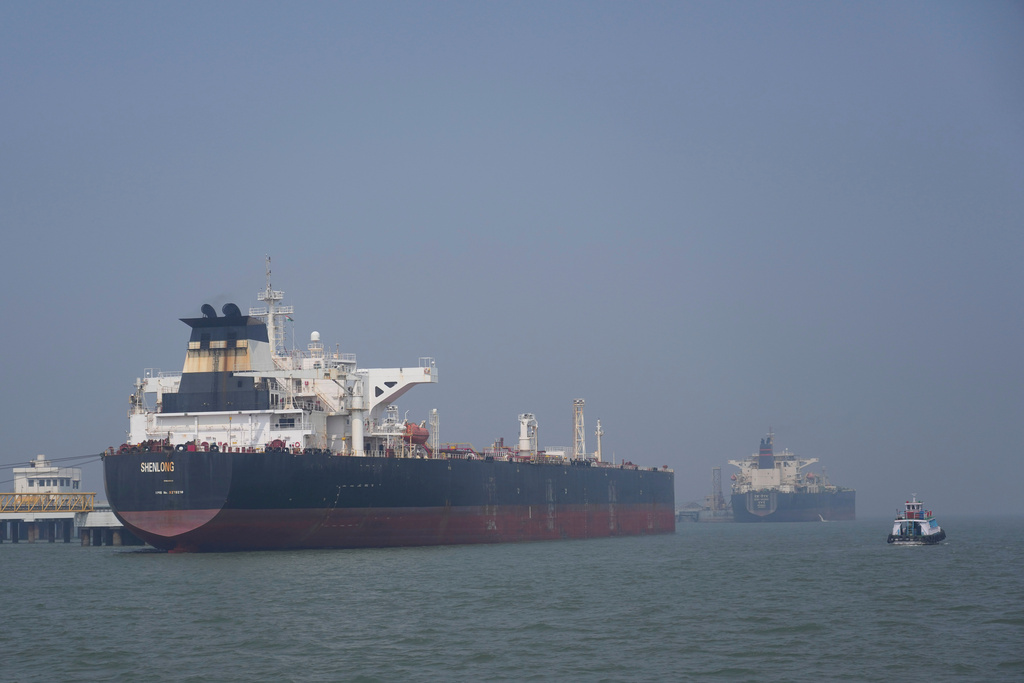 Kuwaiti oil tanker struck in Dubai port despite Trump warning